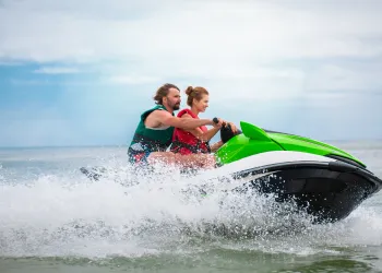 Adalar'ın En İyi Su Sporları Kulüpleri [2025 Karşılaştırmalı Rehber]