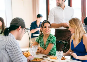 Bozcaada'nın En İyi Restoranları [2025]: Bağlardan Sofraya Lezzet Durakları
