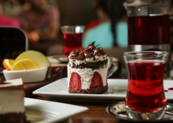 Bozcaada'nın En Tatlı Sırları: 2025'in En İyi 7 Tatlı Mekanı